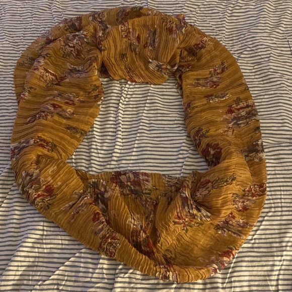 Patterned scarf - Picture 2 of 2